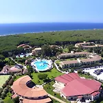 Hotel Surrounded By Greenery With Swimming Pool In Just 600 Meters From The Sea *