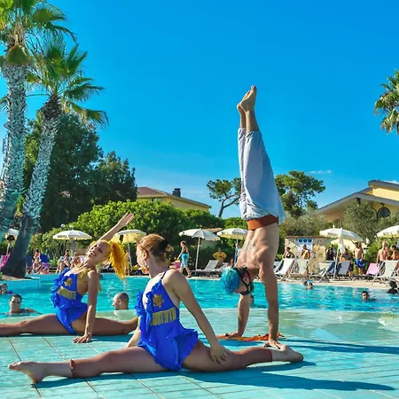 Hotel Surrounded By Greenery With Swimming Pool In Just 600 Meters From The Sea *