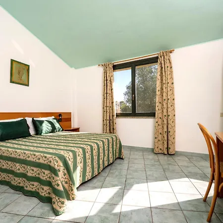 Surrounded By Greenery With Swimming Pool In Just 600 Meters From The Sea מלון ארבוראה