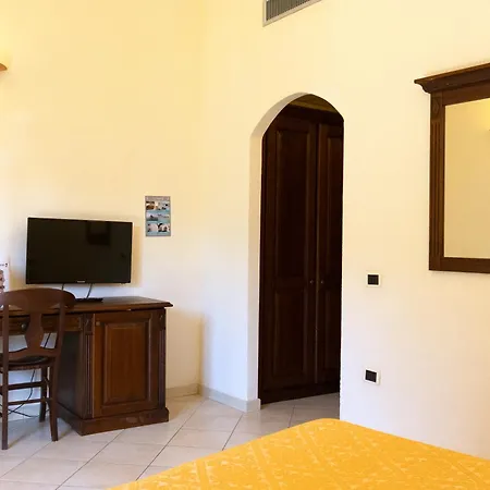 Hotel Surrounded By Greenery With Swimming Pool In Just 600 Meters From The Sea *