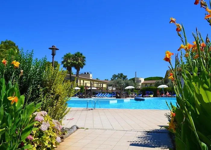 Surrounded By Greenery With Swimming Pool In Just 600 Meters From The Sea Otel *